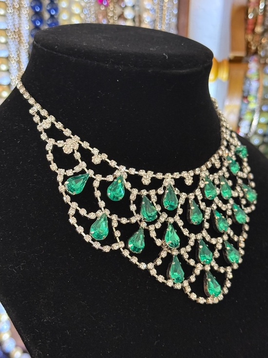 Striking collar-style Emerald-green teardrop stones with Rhinestones - Picture 4 of 8